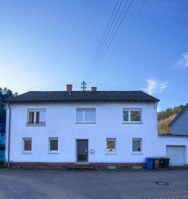 Hausansicht mit Garage