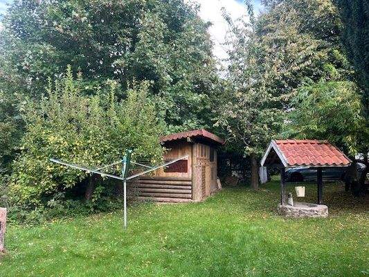 Brunnen und Schuppen