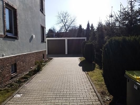 Einfahrt Haus 2 mit Garagen.jpeg