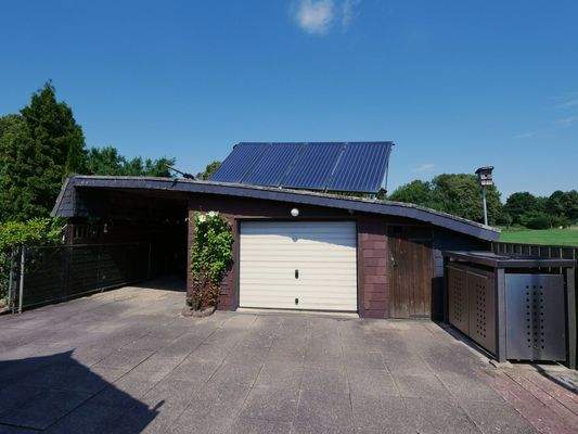Ansicht Garage mit Solarthermie