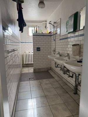 Waschraum incl. Dusche.jpeg