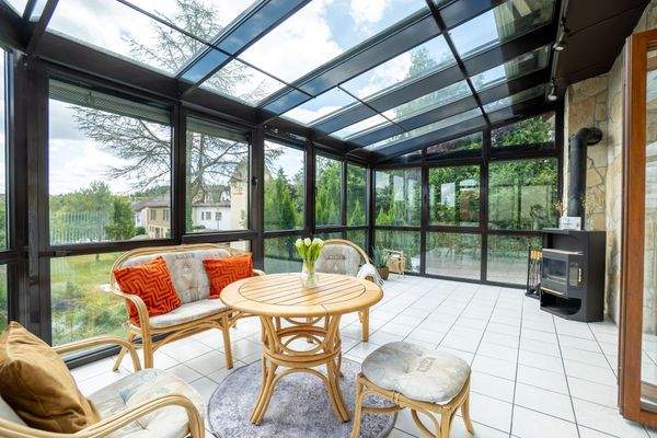 Gemütlicher Wintergarten mit Ofen