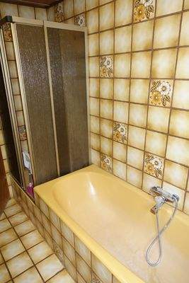 Bad EG. mit Dusche & Wanne