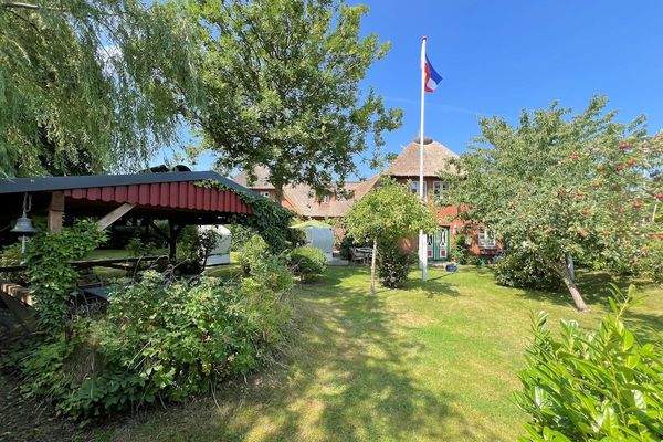 Gartenansicht mit Obstbaumbestand u. Grillplatz