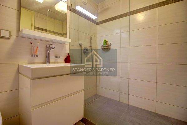 Geräumige, bodengleiche Dusche