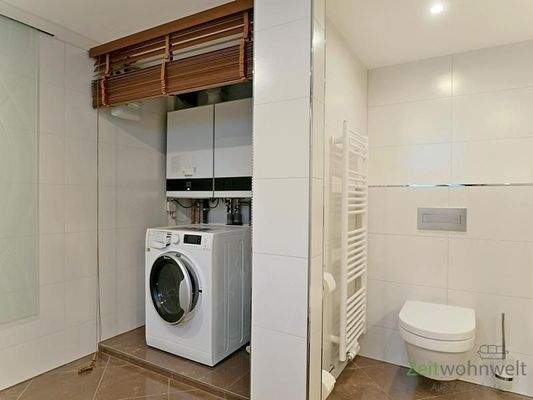 WC und Waschmaschine, unten