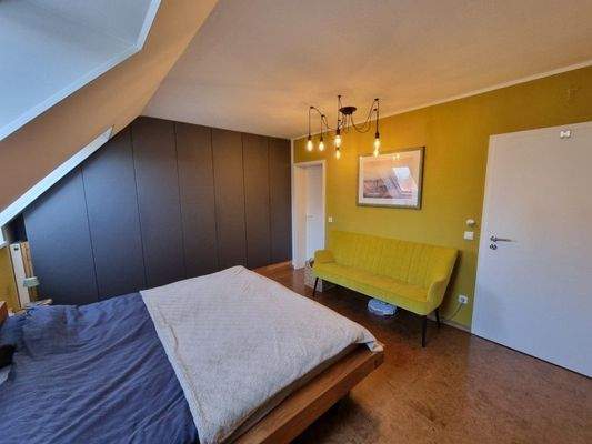 geräumiges Schlafzimmer DG