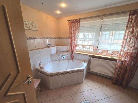 Bad mit Wanne, Dusche u. WC 1. OG