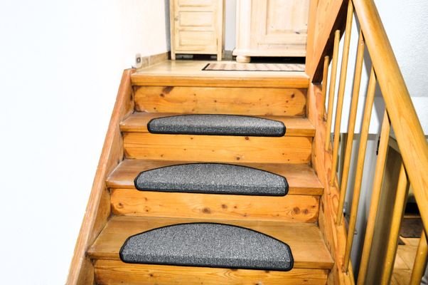 org. Holztreppe in das OG