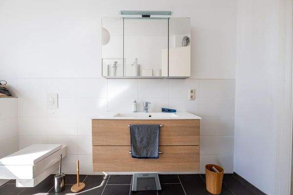 Großzügiges Tageslichtbad mit Dusche und Wanne