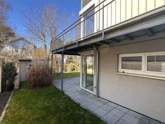 Große Terrasse und großer Balkon