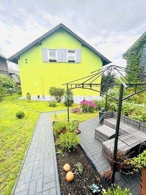 Ansicht seitlich vom Garten Terrasse