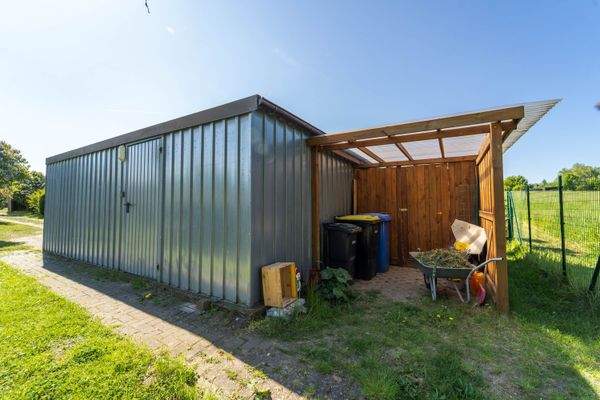 Nebengelass mit Abstellmöglichkeiten