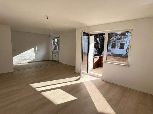 Wohn-Esszimmer mit Blick in den Küchenbereich