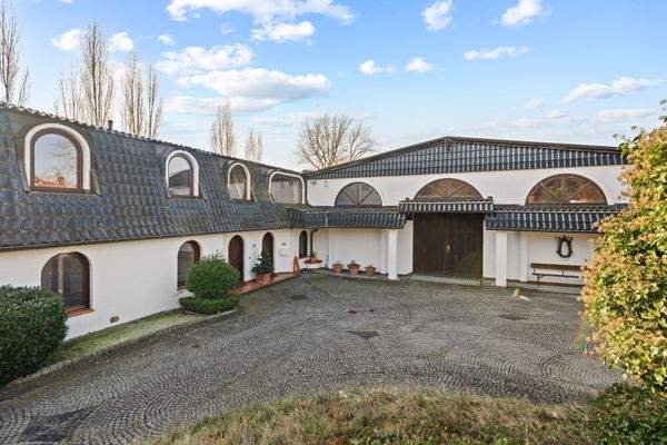 Blick zur Reithalle und Neubau 