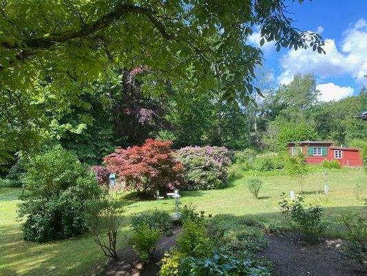 Blick vom Haupthaus nach Westen zum Gästehaus 1