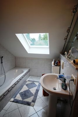 Badezimmer mit Wanne und Dusche (4)