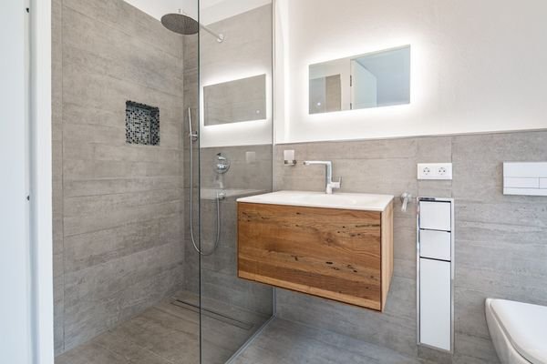 Modernes Kinderbad en suite und separate Ankleide