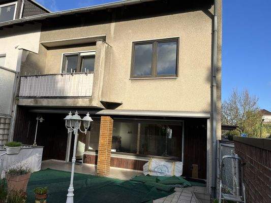 Gartenansicht & Terrasse