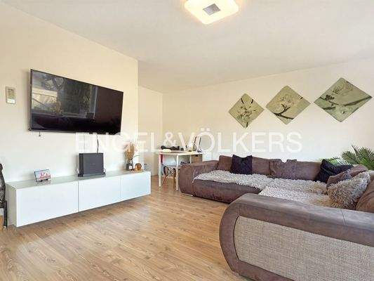 Offener Wohn- und Essbereich mit Kaminofen