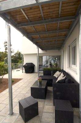 Terrasse mit Blick in den Garten