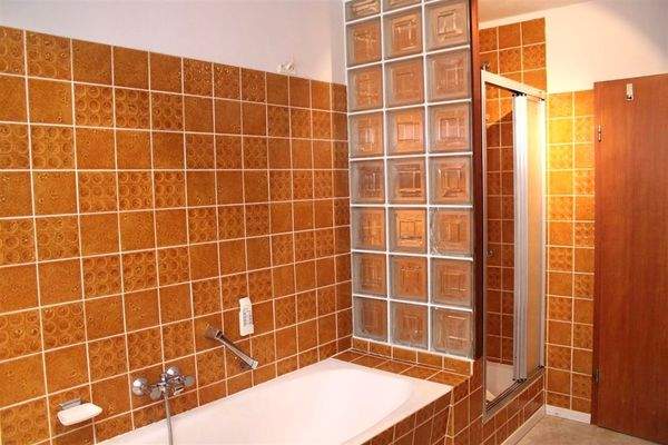 Badezimmer mit Dusche und Wanne