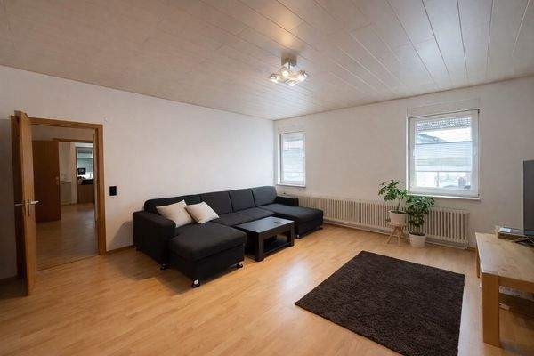 OG: Wohnbereich mit angrenzender, offener Küche