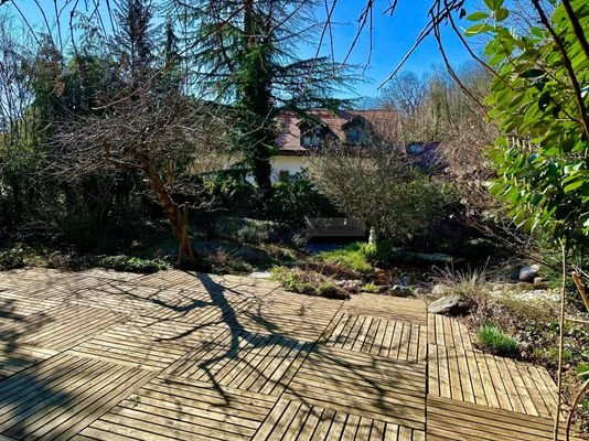 Terrasse vom überdachten Freisitz aus gesehen