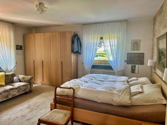 63083921_2-Großes Schlafzimmer im Obergeschoss.jpeg