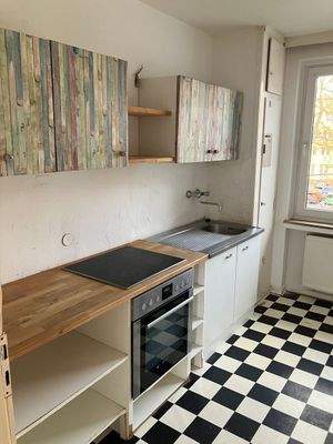 Küche mit bunten Schränken