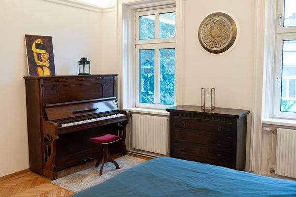 bedroom with pianino