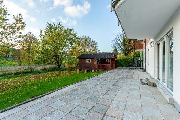 Terrasse mit Gartenhäuschen