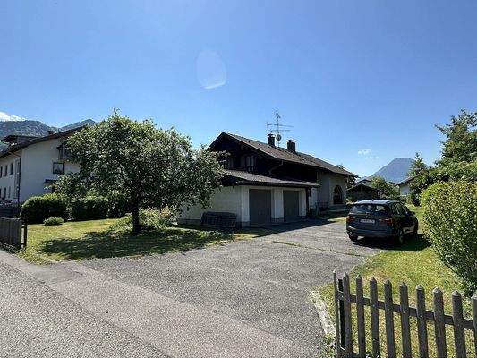 Blick zum Grundstück der Doppelhaushäften (derzeit mit Altbestand)