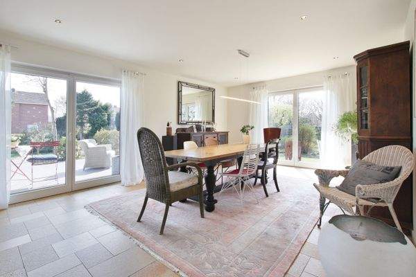 Essbereich mit Zugang zur Terrasse