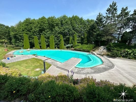 Pool und Wasserfall.