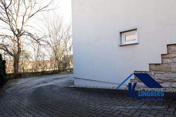 Westgiebel mit Zufahrt aufs Grundstück