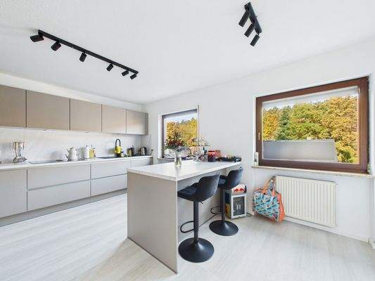 Küche mit Ausblick im Erdgeschoss