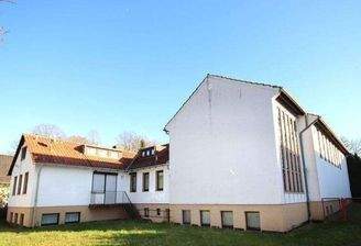 Ansicht Kirche rechts, Wohnhaus links