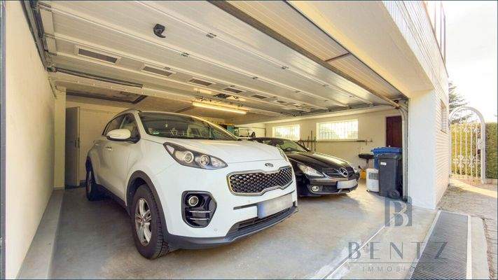 Doppelgarage mit elektrischem Tor