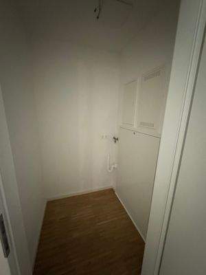 Abstellraum mit Waschmaschinenanschluss