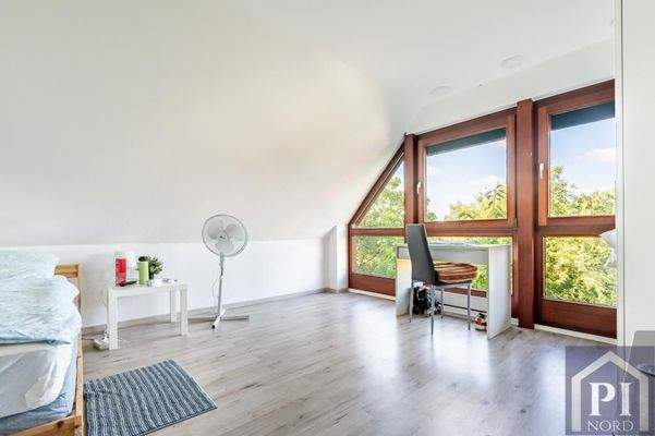 Dachgeschosszimmer mit Ausblick in die Natur