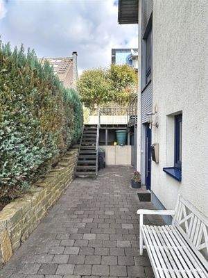 Eingangsbereich und Aufgang zum Holzdeck