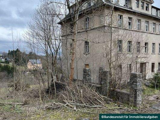 Blick auf Grundstücksüberbau