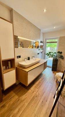 Badezimmer mit Zugang zur Elternterrasse