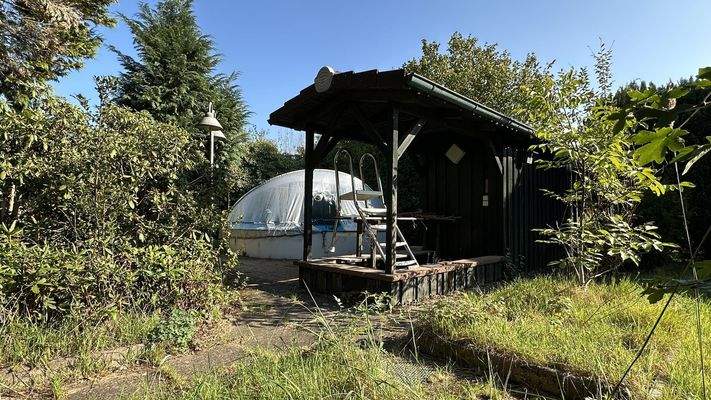 Pool mit Pumpenhäuschen