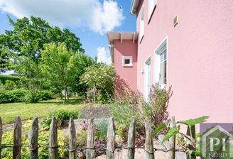 Frühstücken mit Blick in den liebvoll angelegten Garten