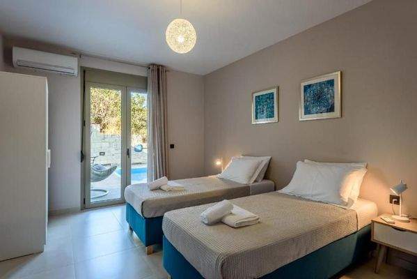 Kreta, Stalos: 2 unabhängige Wohnungen in Strandnähe zu verkaufen