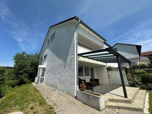 Seitenansicht mit Terrassenüberdachung