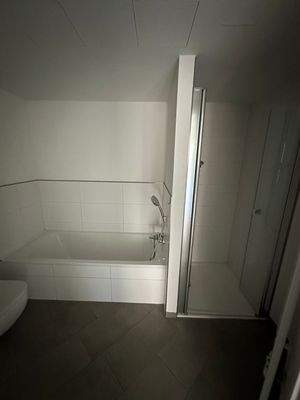 Badezimmer mit Dusche und Wanne.jpg