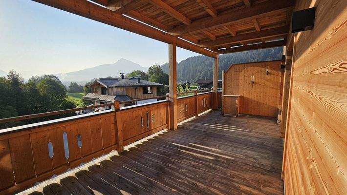 Großzügiger Balkon mit freiem Bergblick
